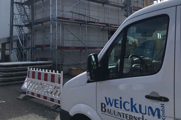 Weickum GmbH in Weingarten, Firmenwagen vor Neubau